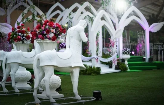 Haria’s: White carousel
